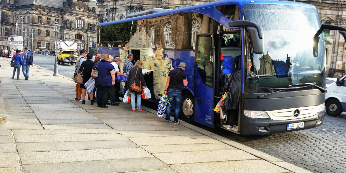 Pasażerowie wsiadają do autokaru