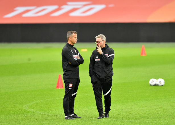 Selekcjoner piłkarskiej reprezentacji Polski Jerzy Brzęczek (P) i psycholog reprezentacji Damian Salwin (L) podczas treningu kadry w Amsterdamie