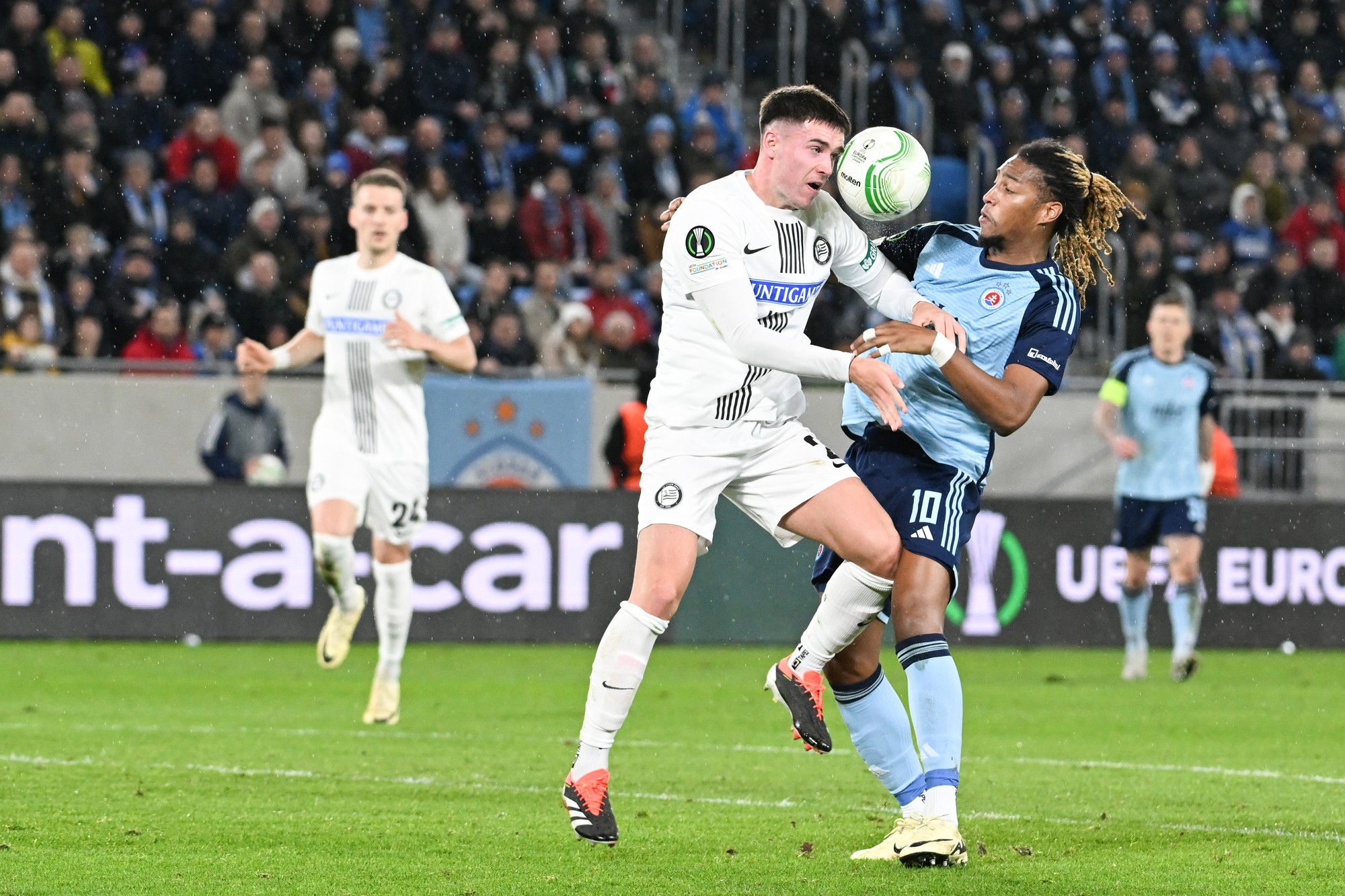 Vpravo Cesar Blackman (Slovan) a vľavo Max Johnston (Graz).