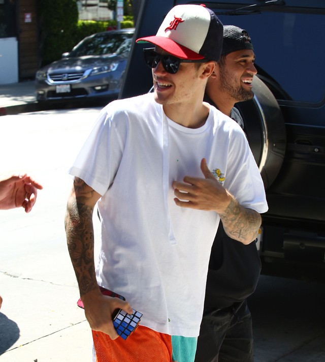 Justin Bieber egy Rubik-kockával