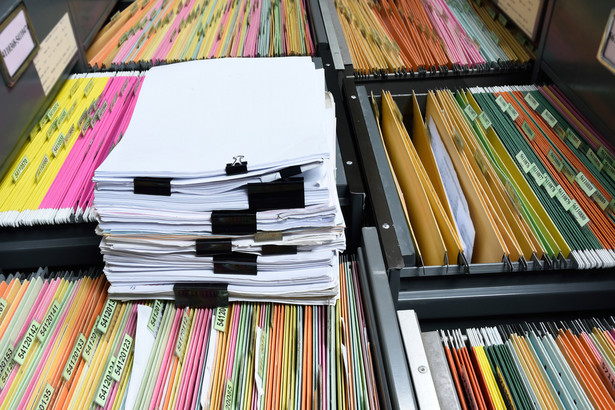 Jeśli pracodawca zdecyduje się formę elektroniczną dokumentacji, nie będzie już musiał przechowywać papierowej.