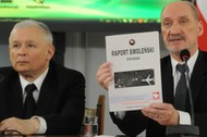 Jarosław Kaczyński i Antoni Macierewicz podczas posiedzenia zespołu parlamentarnego ds. zbadania przyczyn katastrofy TU-154 M.