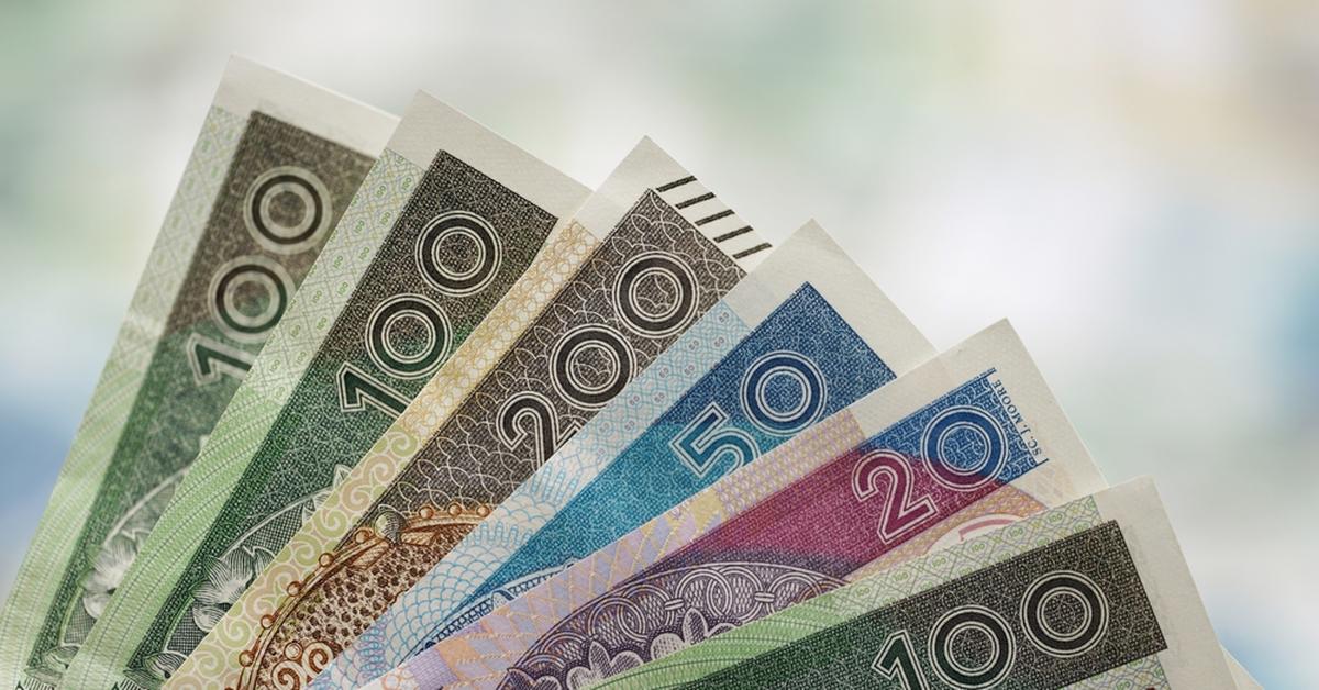  Kursy walut: Złoty w poniedziałek rano tracił do dolara, euro i franka