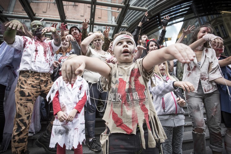 Uczestnicy zombie walk 2015