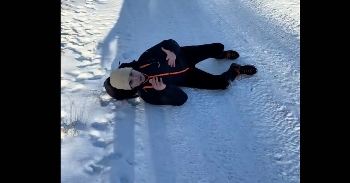 Pokazał, jak upadać, kiedy robi się ślisko. Wideo hitem internetu