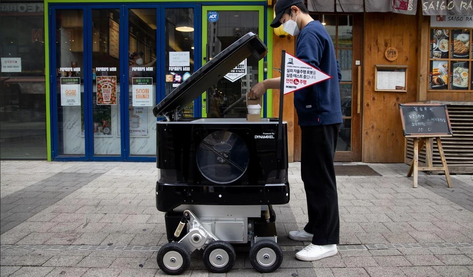 Neki vlasnici se odlučuju za skuplje robote poput ovog, dizajnirane za dostavu hrane | Foto: Getty Images