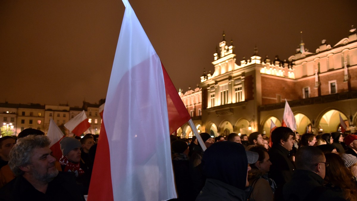 "PKW do domu", "Stop manipulacjom wyborczym" - pod takimi hasłami w kilkunastu miastach w Polsce odbywały się w sobotę protesty, zorganizowane m.in. przez sympatyków Ruchu Narodowego i Kongresu Nowej Prawicy. Protestujący domagali się powtórzenia wyborów.