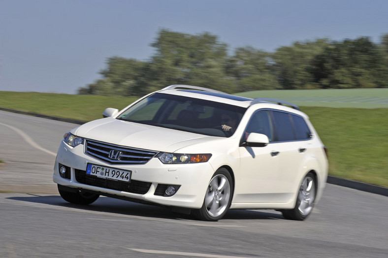 Używane kombi za 50 000 zł? Insignia, Accord czy Avensis - które auto jest dobrym wyborem