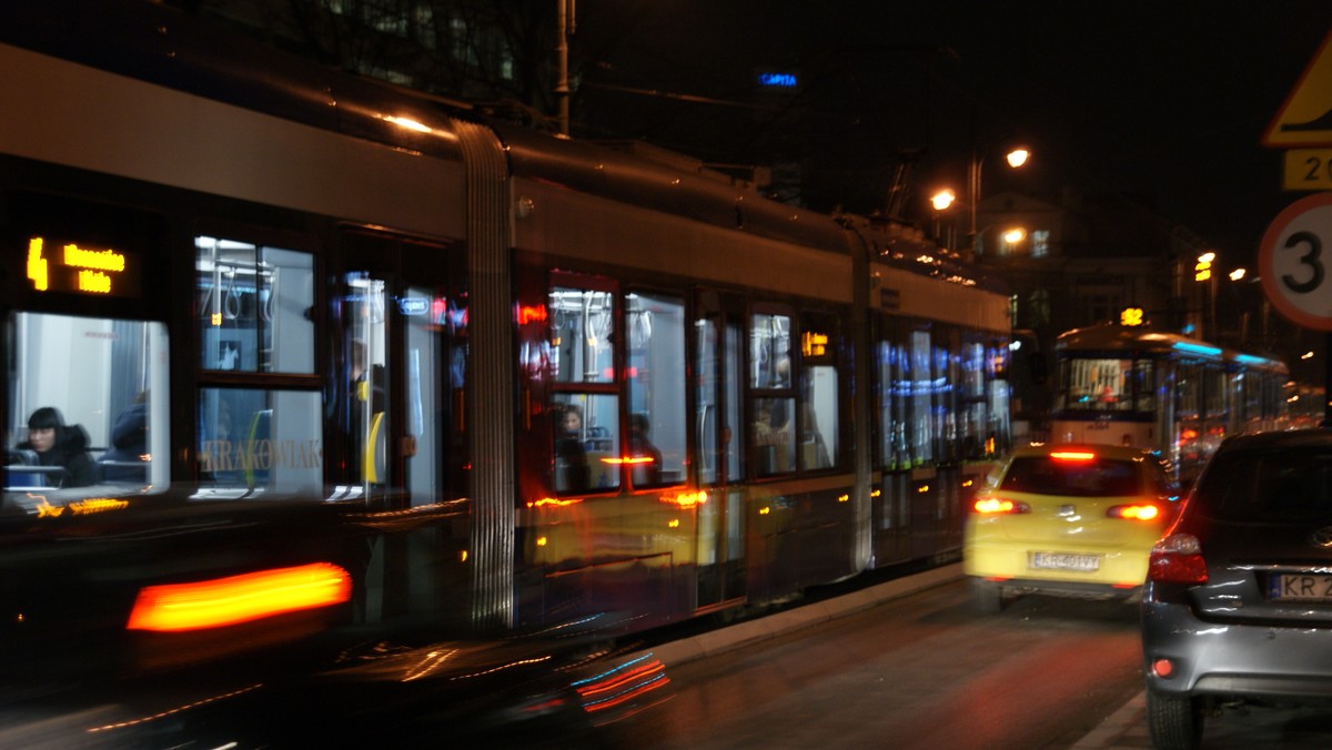 Awantura między kontrolerami a pasażerem miała miejsce dzisiaj w Krakowie. Tramwaj linii 14 zmienił z tego powodu trasę. W związku z sytuacją, która wywiązała się na miejscu zdarzenia, interweniowała policja. Za jazdę bez biletu i zmianę trasy tramwaju pasażer otrzymał mandat w wysokości 740 zł. Zdarzenie miało miejsce przed godz. 18 w tramwaju na ulicy Lubicz.