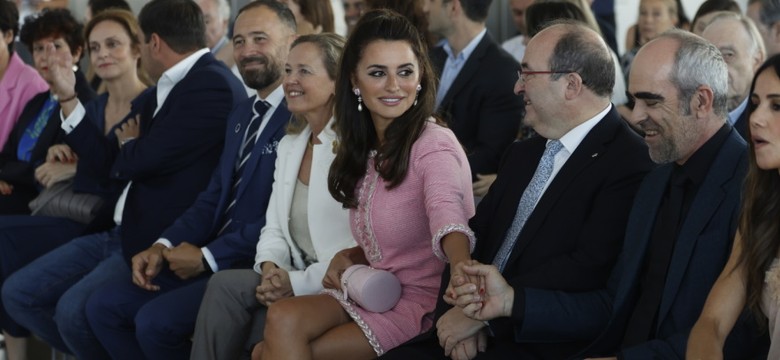 "Za stara na bycie lalą". Penelope Cruz skrytykowana za luksusową interpretację stylu Barbiecore. FOTO