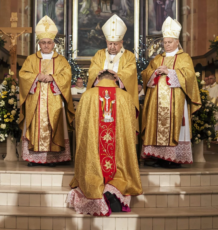 Ingres biskupa Romana Pindla, w środku kard. S. Dziwisz, z prawej bp T. Rakoczy, 2014 r.