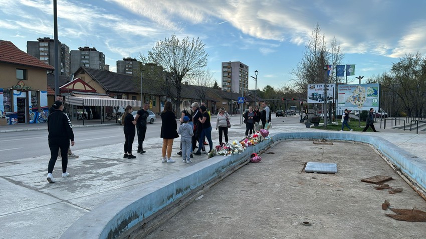 Baka i deka Danke Ilić došli na mesto gde građani odaju počast njihovoj unuci