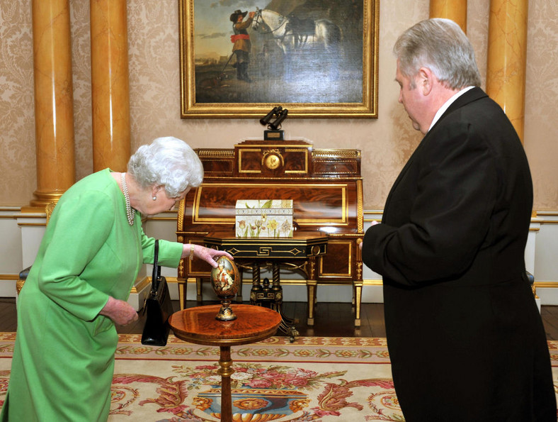 Elżbieta II otrzymała drewnianą pisankę ze swoim portretem od ambasadora Ukrainy Wołodymyra Khandogiya