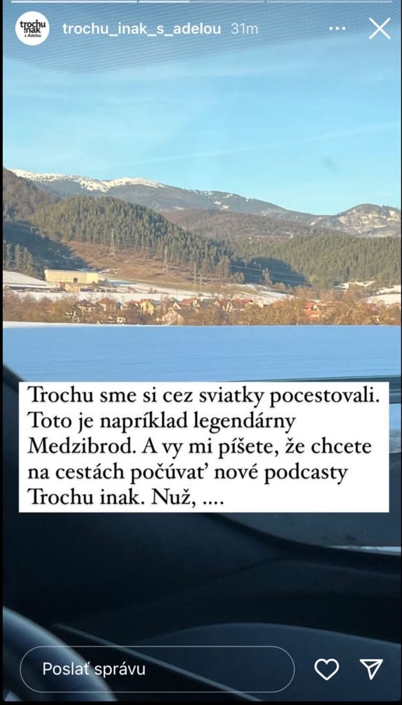 Adela pracuje na úvodoch k novým častiam podcastov.
