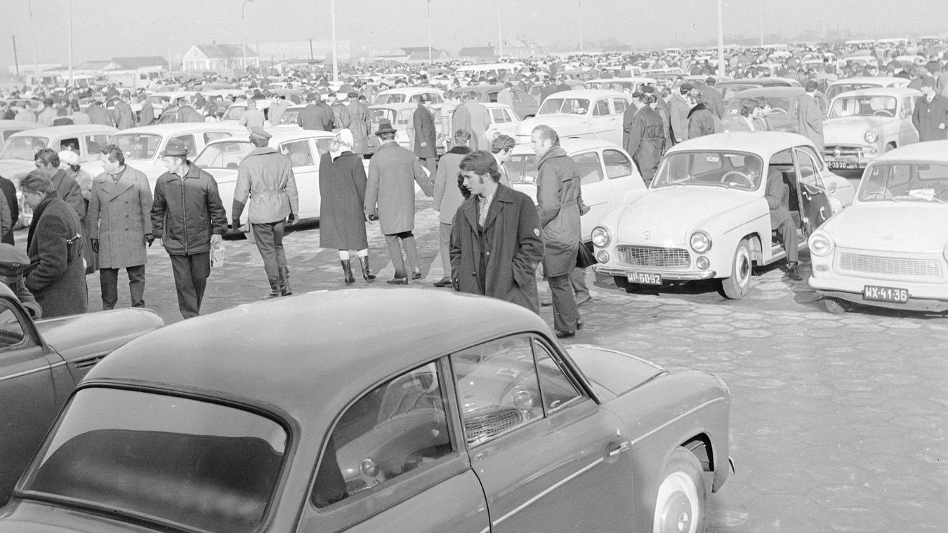 W PRL samochód można było kupić także giełdzie (zdjęcie z 1972 r.), ale tylko używany. Na dodatek mógł być nawet 2-krotnie droższy od fabrycznie nowego.