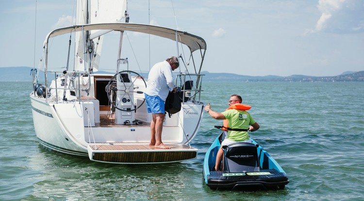 Elektrojettel szállítja ki a rendelt ételt a Balaton közepére is a DoDo 