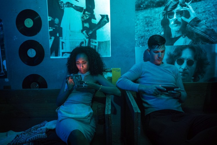 Goście w klubie nocnym w Hawanie korzystają z WiFi w swoich telefonach, styczeń 2018. Dopiero 6 grudnia rząd Kuby pozwolił wszystkim obywatelom na korzystanie z umów na dostęp do intrnetu mobilnego 3G