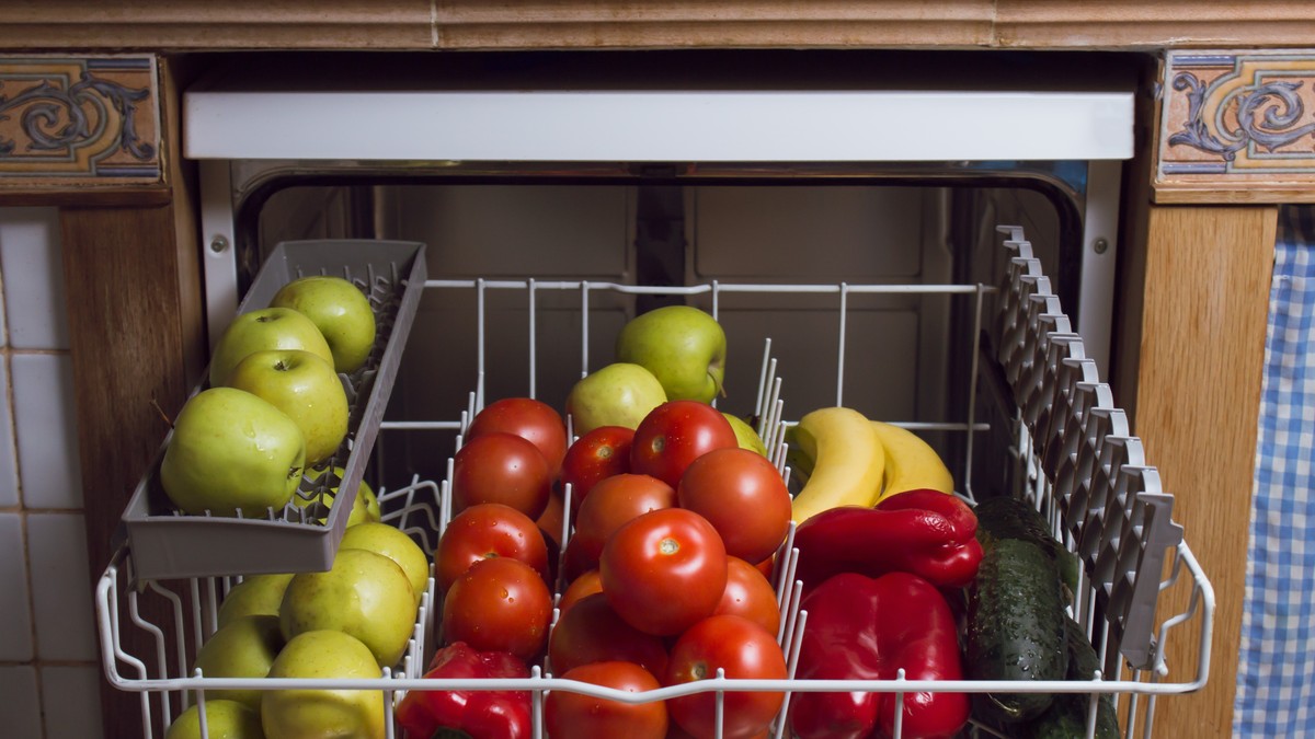 Žena pere voće i povrće u mašini za sudove, stručnjaci se hvataju za glavu