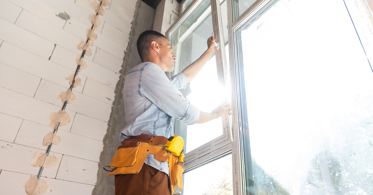Dofinansowanie do wymiany okien, drzwi lub bram garażowych. To jednak nie wszystko, katalog materiałów i usług objętych wsparciem finansowym jest szeroki