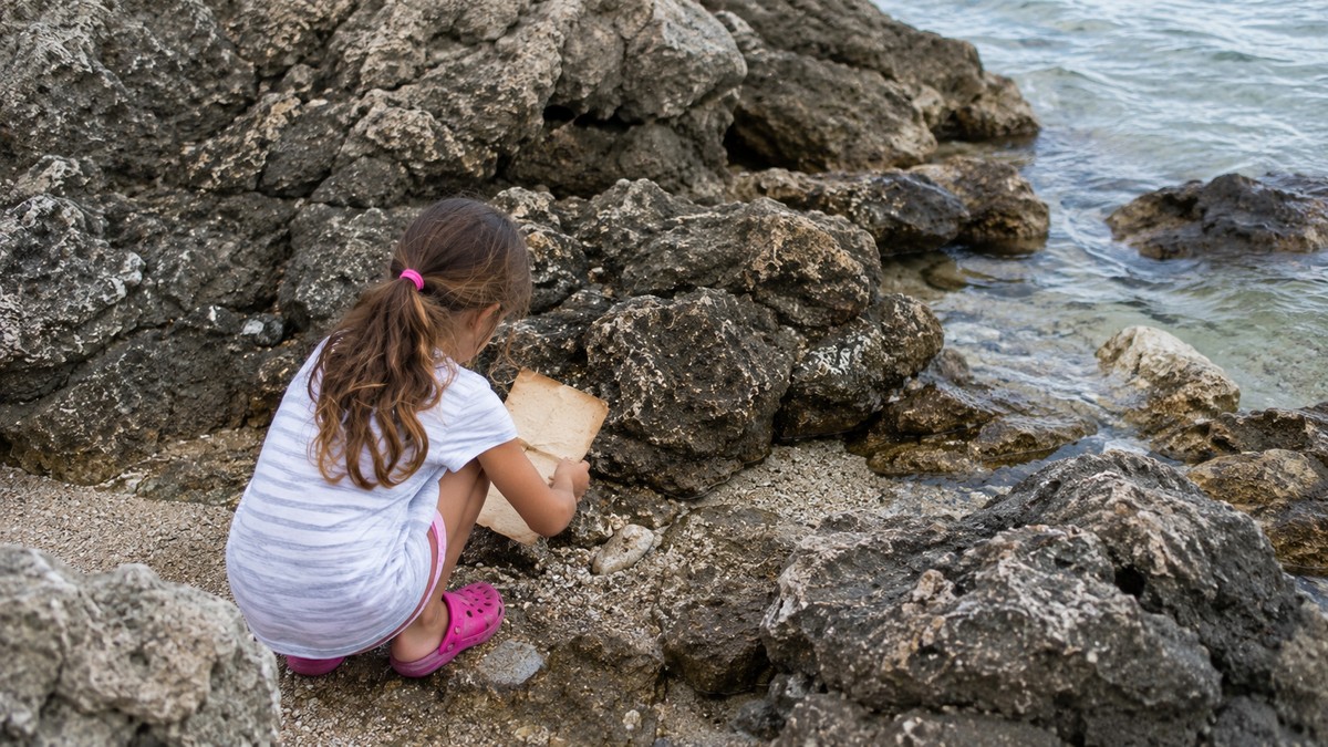 Devojčica pronašla pismo na plaži - ilustracija