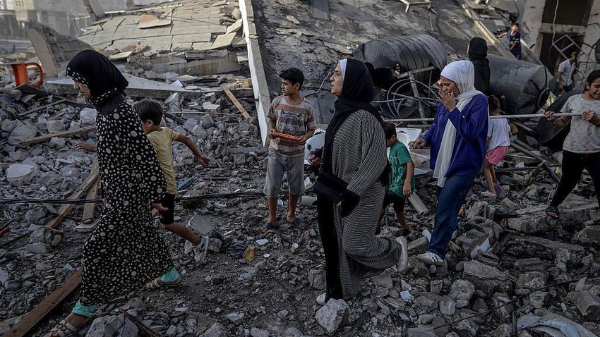 Palestinci hodaju kroz ruševine u Gazi | Foto: Anadolu via Getty Images