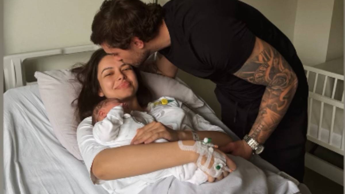 PRVA SLIKA IZ PORODILIŠTA Tijana drži ćerkicu na grudima, muž fudbaler je ljubi u čelo (FOTO)