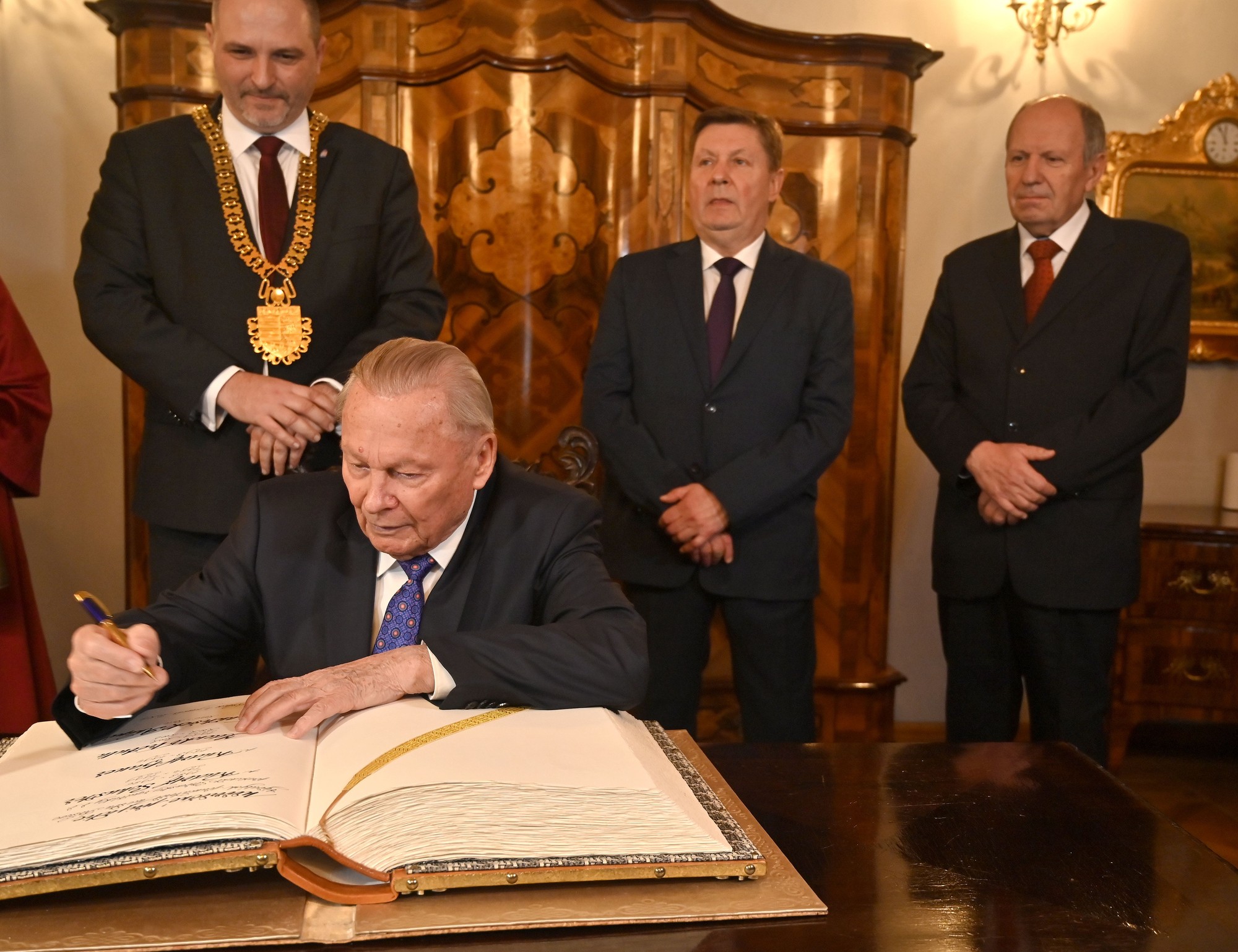 Rudolf Schuster má svoju pracovňu v Historickej radnici v Košiciach.