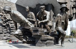 1 sierpnia 1944 wybuchło Powstanie Warszawskie. Coraz więcej Polaków uważa, że miało sens