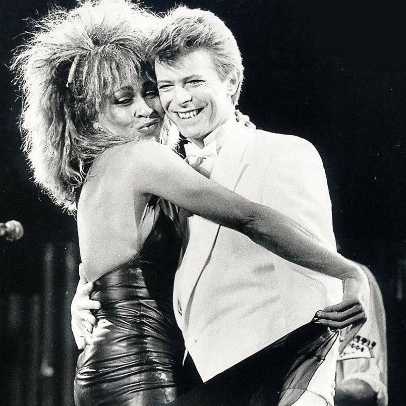 Tina Turner: – Straciłam kawałek mojego serca. David nie tylko wspierał moją karierę, ale – co najważniejsze – był bardzo ważną osobą w moim życiu. Ikoną. Niezastąpionym, kochającym przyjacielem. Bardzo mi go brakuje.