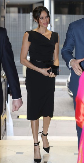 Meghan Markle 2018-ban tette le a voksát a kis fekete ruha mellett, amit fekete magassarkúval, fekete övvel és fekete táskával egészített ki.