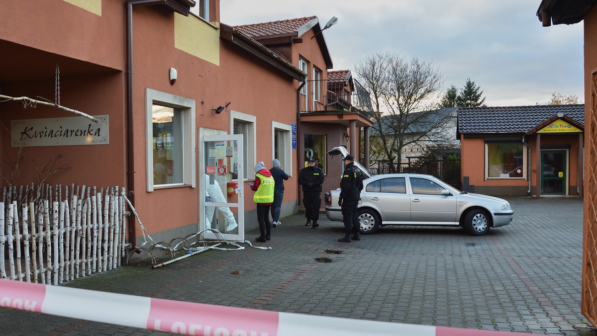 Policja zatrzymała dwie osoby w sprawie napadu na pocztę we wsi Mosty koło Lęborka, informuje RMF FM. Przypomnijmy, podczas napadu kobieta została zaatakowana siekierą. Ranną w głowę 49-latkę przewieziono do szpitala.