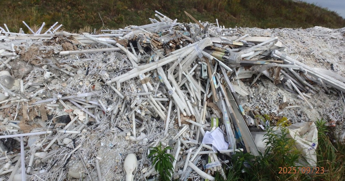 Właściciel działki w szoku. Podrzucono tony niebezpiecznych odpadów! Służby w akcji