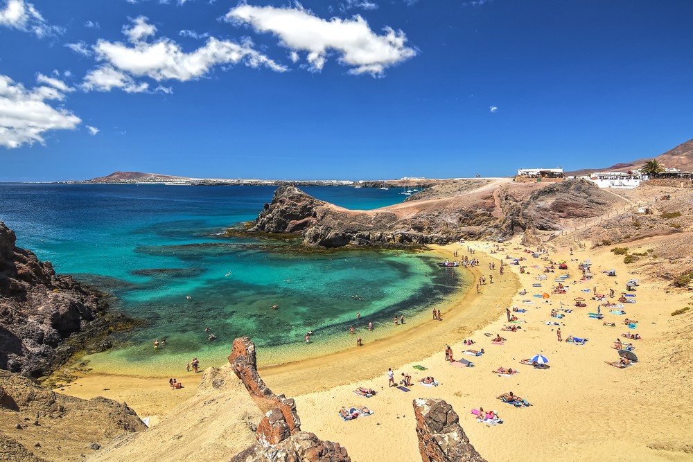 Pláž Papagayo na ostrove Lanzarote
