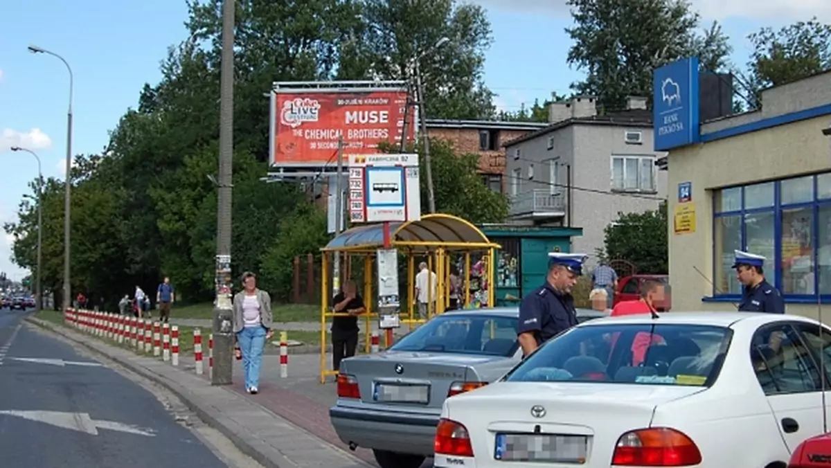 Przystanek autobusowy - policja
