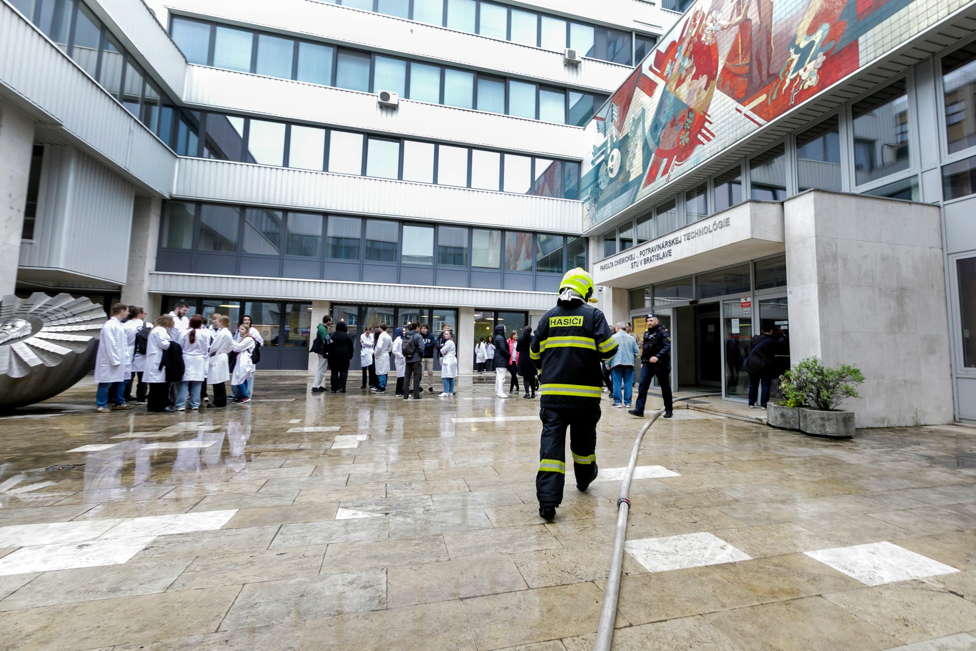 Bratislavskí hasiči zasahujú pri požiari v budove Slovenskej technickej univerzity. 