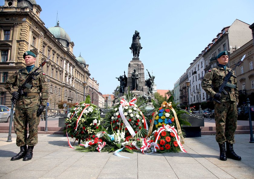 Żołnierze na pl. Matejki w Krakowie