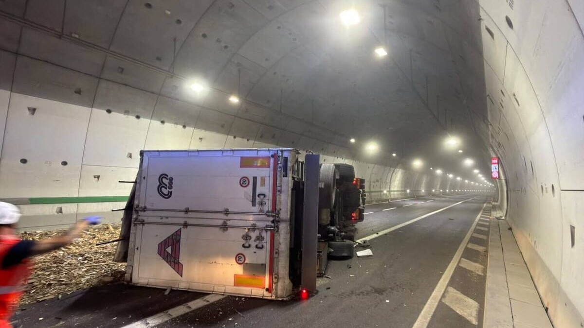 Un șofer de TIR român a murit, după ce s-a răsturnat cu camionul în tunelul Sparvo de pe cea mai veche și importantă autostradă din Italia