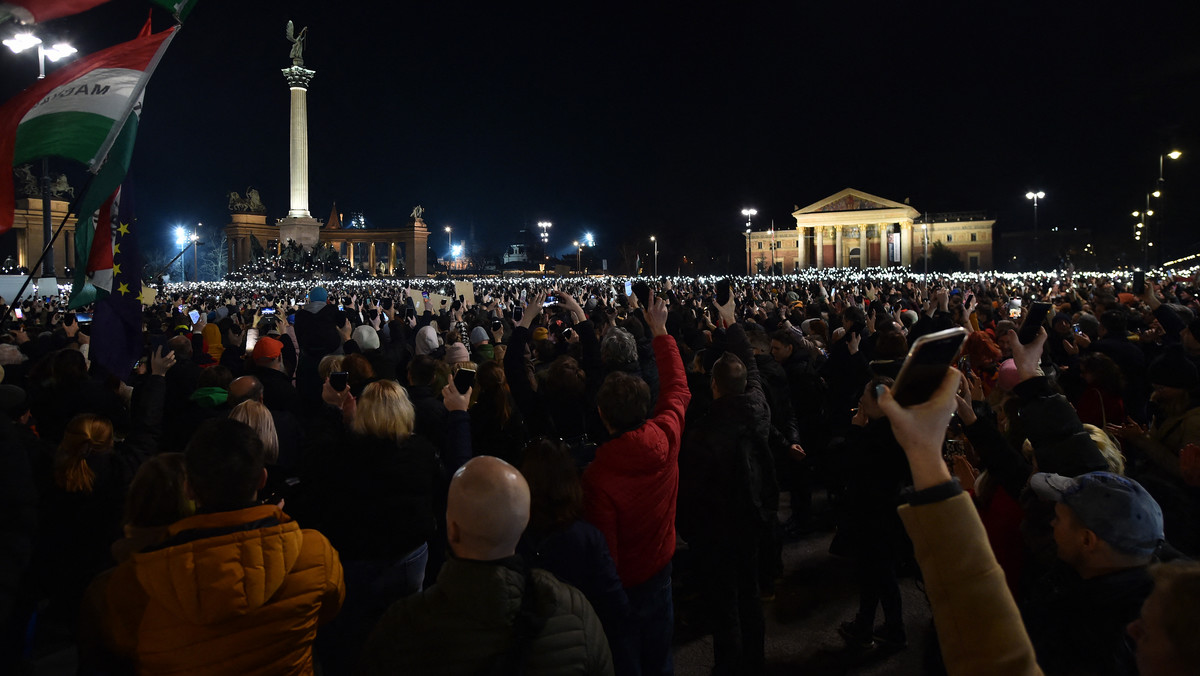 Ogromne protesty na Węgrzech. "Ten rząd jest pełen kłamstw i hipokryzji"