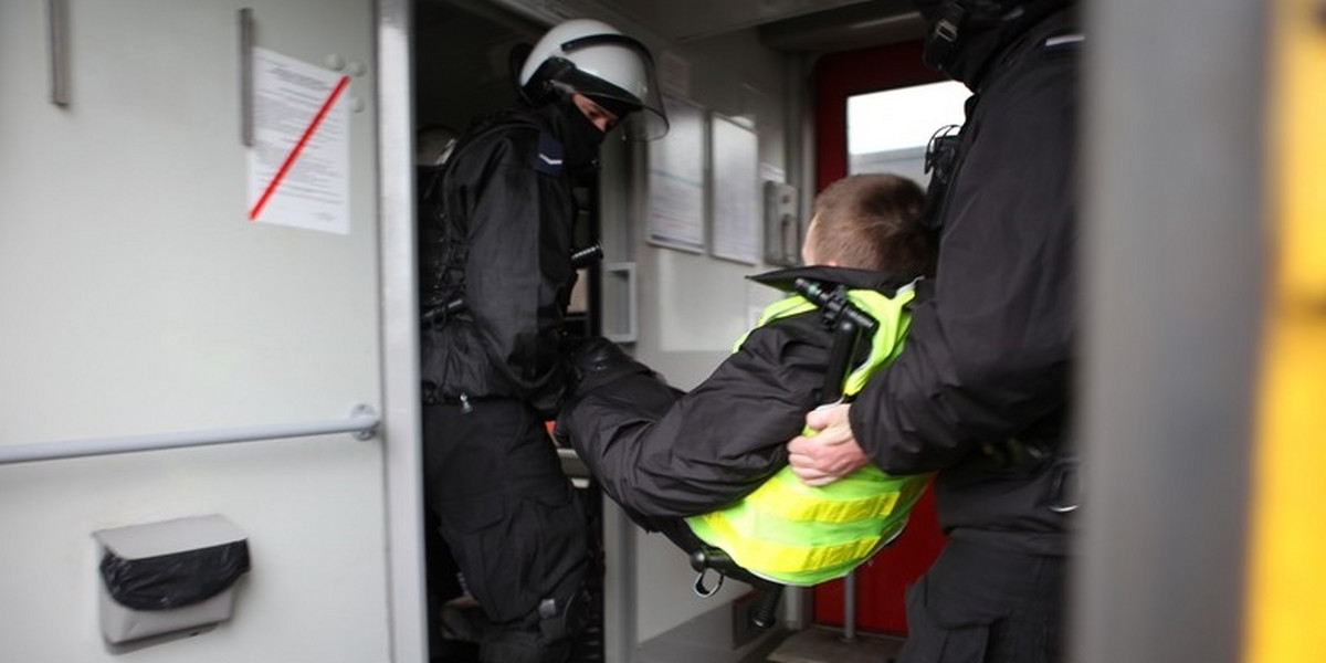 Policjanci ćwiczyli na poznańskim dworcu