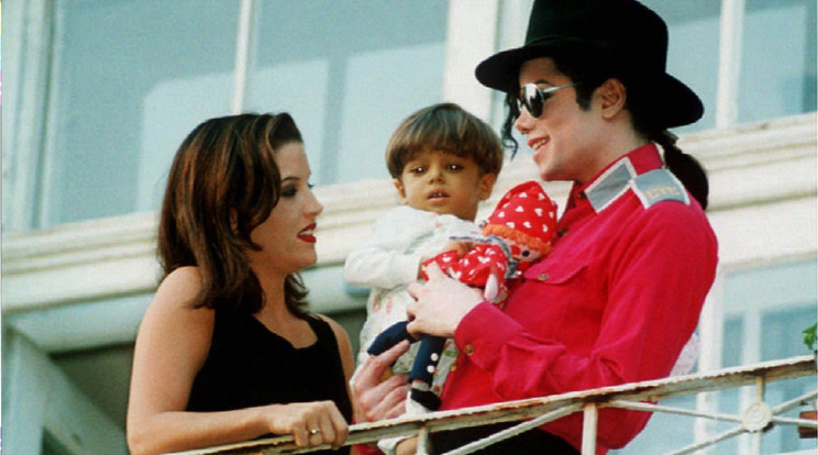 Farkas Tamás (középen) Lisa Marie Presley és Michael Jackson között, 1994-ben /Fotó: MTI/ Illyés Tibor