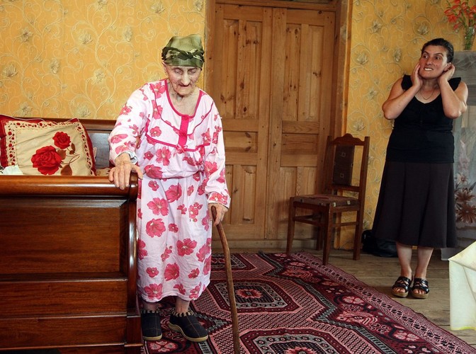 Antisa Khvichava z Gruzji świętowała 130 urodziny. Tak twierdzą władze. Byłaby wtedy najstarszym człowiekiem na naszej planecie