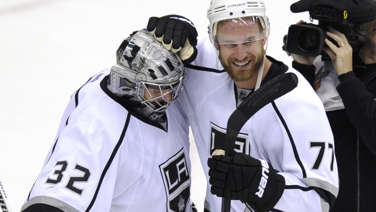 Drugie zwycięstwo w finale Konferencji Zachodniej uzyskali Los Angeles Kings pokonując 4:0 Phoenix Coyotes. Bohaterem meczu został Jeff Carter, który trzykrotnie wpisał się na listę strzelców.