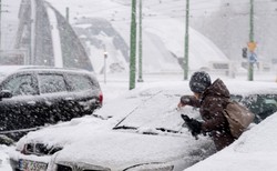 Mandat za odśnieżanie samochodu? Dostaniesz nawet 500 zł kary