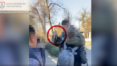Megrázó videó: egy kecskeméti középiskolás kést szorított osztálytársa nyakához