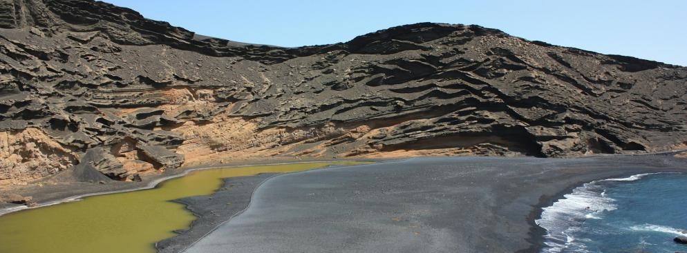 <strong>Lanzarote (Hiszpania)</strong>
<br></br>
Choć Wyspy Kanaryjskie geograficznie są już częścią Afryki, administracyjnie to wciąż Hiszpania. Lanzarote jest idealnym miejscem na ucieczkę przed europejskim upałem. Po opuszczeniu centrów turystycznych miasteczek oczom spragnionych przygód rowerzystów ukazują się wulkaniczne, księżycowe wręcz krajobrazy. Koniecznie odwiedzić należy zatokę El Golfo z malowniczą, turkusową laguną. Jej widok wynagrodzi kilkugodzinny trud jazdy w pełnym, ale nieuciążliwym słońcu. Na dwóch kółkach dotrzemy również do Parku Narodowego Timanfaya -  najsłynniejszej atrakcji turystycznej wyspy. 
<br></br>