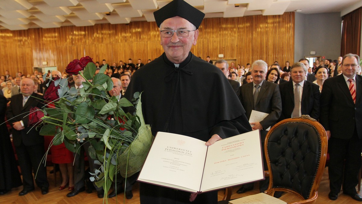 Bp Tadeusz Pieronek otrzymał w środę doktorat honoris causa Uniwersytetu Pedagogicznego w Krakowie. - To człowiek wielkiego formatu i nieposzlakowanego charakteru - mówił w laudacji były rektor uczelni prof. Henryk Żaliński.