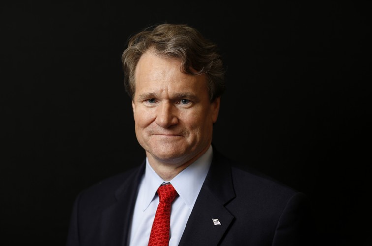 6.  Brian Moynihan.
Całkowite wynagrodzenie w 2012 roku: 12 mln dol.
Firma: Bank of America.
Aktywa:  2 210 mld dol.
Całkowita stopa zwrotu z akcji: 109,8 proc.
Stopa zwrotu z kapitału własnego:  1,3 proc.
Ranking firmy minus ranking płacy CEO: 2,3 (CEO jest przepłacany)