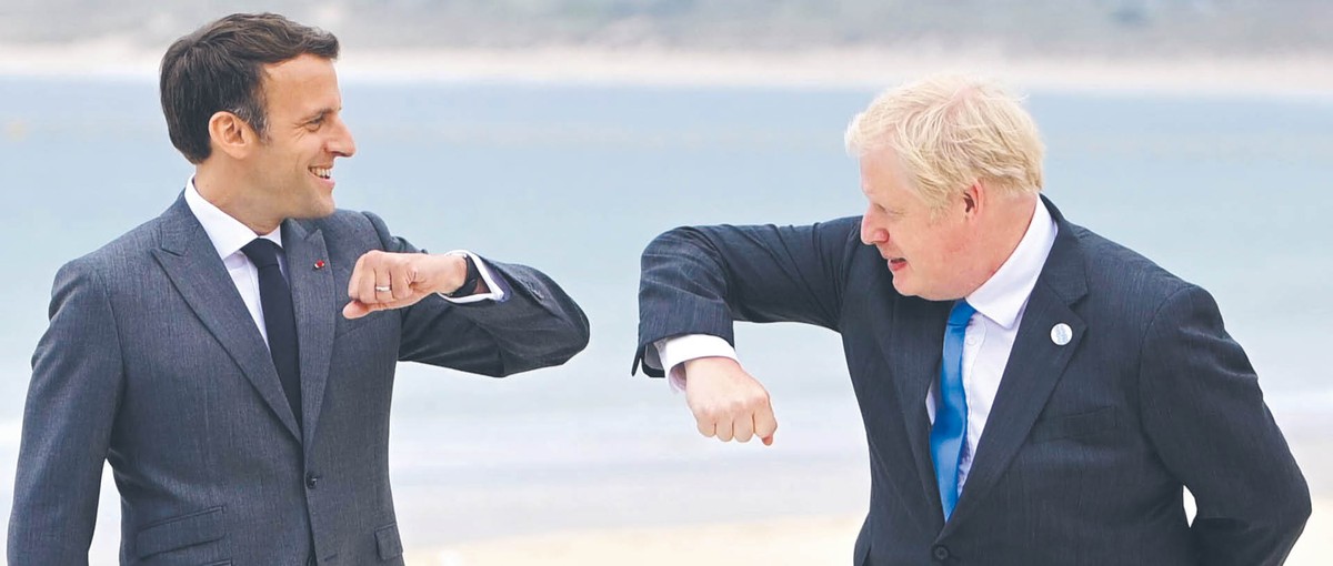 Na propozycję Macrona (po lewej) resetu w relacjach nie zgodził się Johnson, politycy spotkali się w czerwcu na szczycie G7