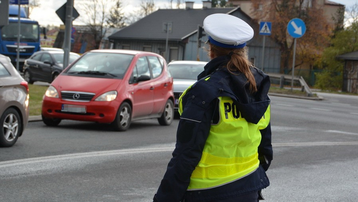 Pięć osób zginęło na mazowieckich drogach w trakcie długiego weekendu w okresie Wszystkich Świętych. Choć policyjna akcja "Znicz" jeszcze trwa, już wiadomo, że statystyki są tragiczniejsze niż rok temu. Poza tym w samej Warszawie i okolicach zdarzyło się dwa razy więcej kolizji niż w analogicznym okresie 2015 r. Z kolei strażnicy miejscy podjęli 1,8 tys. interwencji.