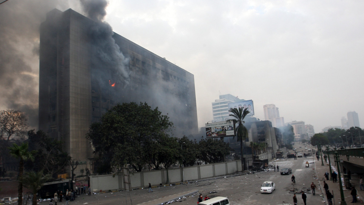 Około tysiąca Egipcjan usiłuje przeprowadzić szturm na budynek Ministerstwa Spraw Wewnętrznych w Kairze. Policja zaczęła strzelać do demonstrantów - poinformowała telewizja Al-Dżazira. Agencja AFP informuje, że na ulicach Kairu przeciwko prezydentowi Hosniemu Mubarakowi demonstrują dziesiątki tysięcy ludzi.